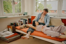 Paar auf der Couch kuschelt zusammen