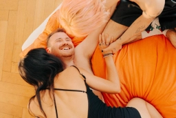 Intimer Moment dreier Menschen im Bett