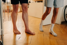 Nackte Beine laufen Richtung Schlafzimmer