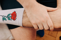 Hand umfasst Bein als Symbol fuer Sexuelle Vielfalt